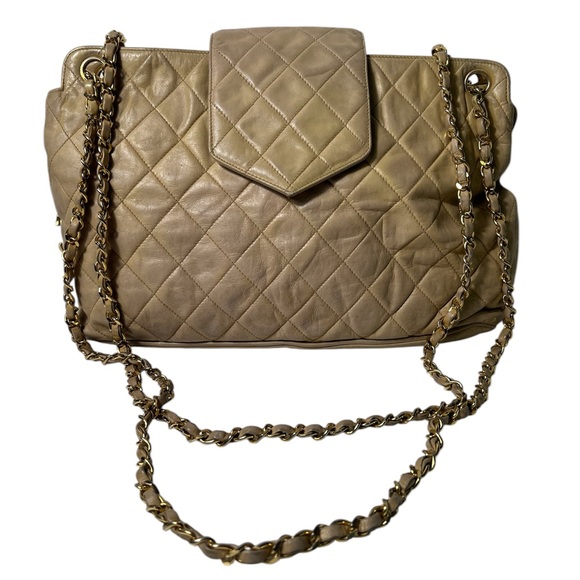 Chanel CC Vintage Beige Quilted Matelasse Charm Chain Link Shoulder Bag Tote - Picture 2 of 14